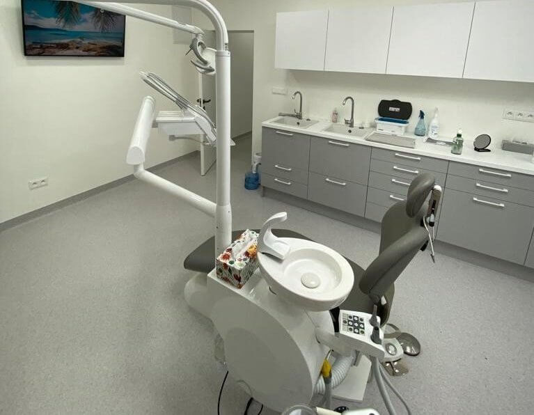dental ambulance with chair in the middle