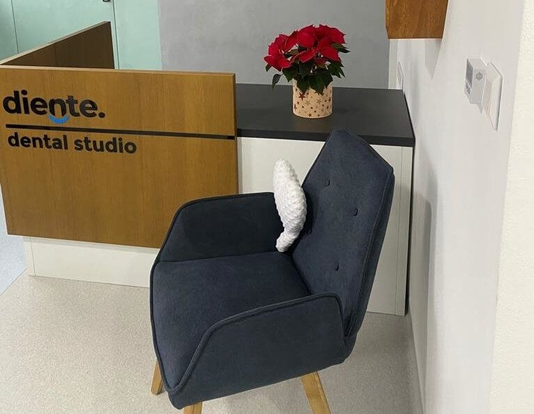 diente dental studio waiting room chair